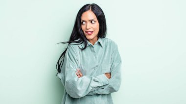 Güzel İspanyol bir kadın şüpheleniyor ya da düşünüyor, dudağını ısırıyor ve kendine güveni yok ve gergin hissediyor, kenarda yer arıyor.