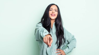 Tatmin olmuş, kendine güvenen, dostça gülümseyen ve seni seçen İspanyol bir kadın.