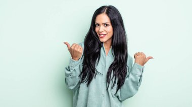 Güzel İspanyol kadın neşeyle gülümsüyor ve mutlu görünüyor, kaygısız ve pozitif hissediyor.