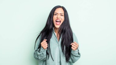 Güzel, İspanyol bir kadın sinirli, sinirli, sinirli bakışlar ve sıkı yumruklarla bağırıyor. Öfkeli.