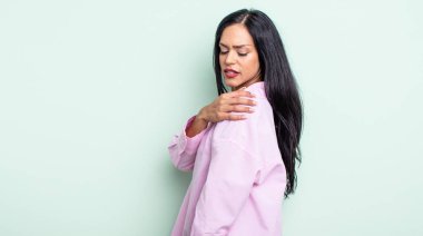 Güzel İspanyol bir kadın yorgun, stresli, endişeli, hayal kırıklığına uğramış ve depresyonda, sırtı ya da boynu ağrıyan