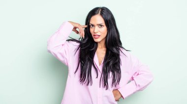 Güzel İspanyol kadın şaşkın ve şaşkın hissediyor, deli, deli ya da aklını kaçırmış olduğunu gösteriyor.