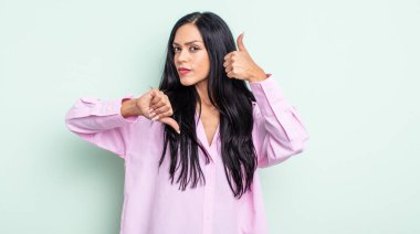 İspanyol bir kadın kafası karışık, bilgisiz ve kararsız hissediyor. İyi ve kötü seçenekleri farklı seçeneklerle tartıyor.