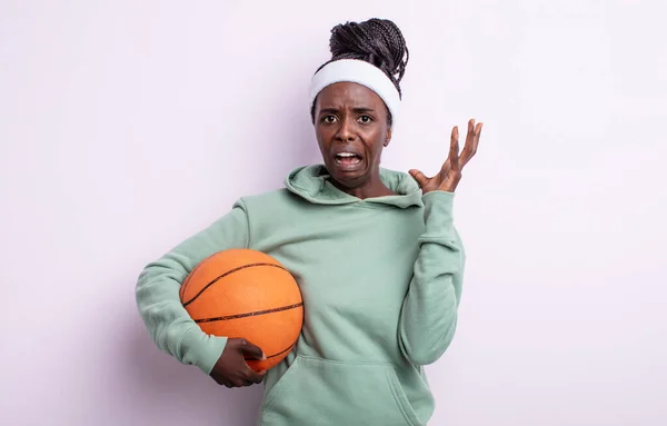 Bonita Mujer Negra Gritando Con Las Manos Alto Concepto Baloncesto —  Fotos de Stock