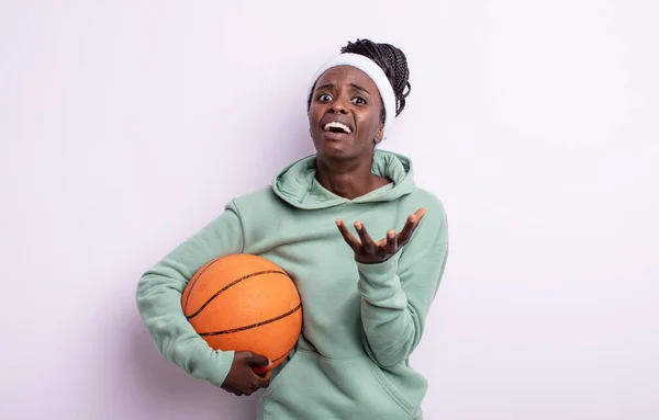 Mujer Negra Bonita Que Parece Desesperada Frustrada Estresada Concepto Baloncesto —  Fotos de Stock