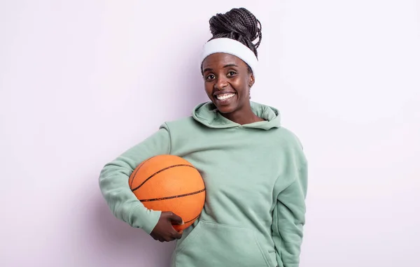 Mujer Negra Bonita Mirando Feliz Gratamente Sorprendido Concepto Baloncesto —  Fotos de Stock