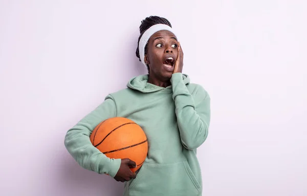 Bonita Mujer Negra Sintiéndose Feliz Emocionada Sorprendida Concepto Baloncesto —  Fotos de Stock