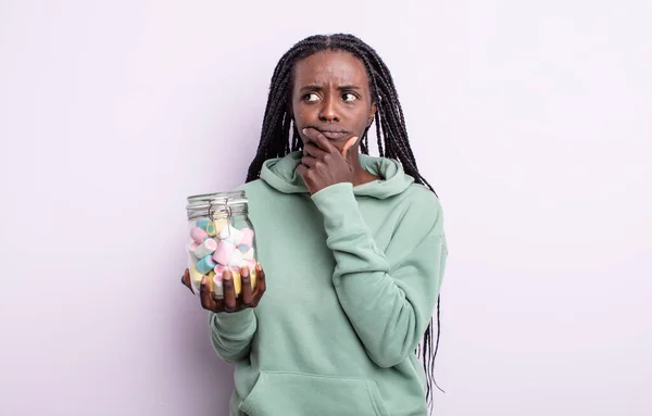 Hübsche Schwarze Frau Denkt Sich Zweifelnd Und Verwirrt Fühlt Konzept — Stockfoto