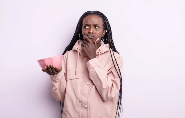 Mujer Negra Bonita Pensando Sintiéndose Dudosa Confundida Concepto Cuenco Vacío —  Fotos de Stock