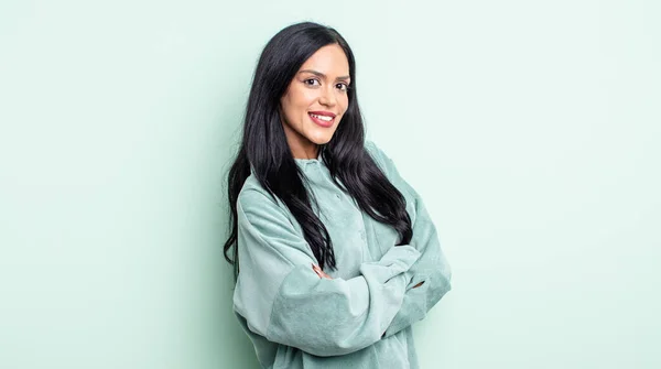 Mulher Muito Hispânica Sorrindo Para Câmera Com Braços Cruzados Uma — Fotografia de Stock