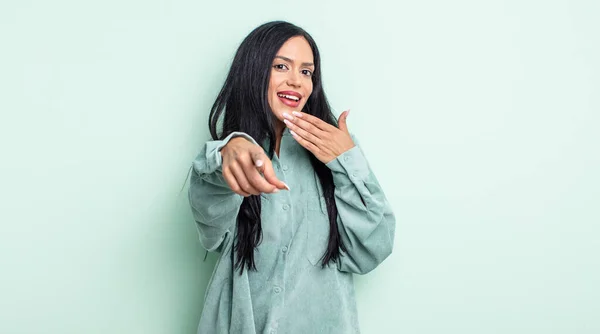 Vacker Latinamerikansk Kvinna Skrattar Dig Pekar Kameran Och Gör Narr — Stockfoto