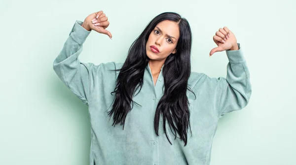 Pretty Hispanic Woman Looking Sad Disappointed Angry Showing Thumbs Disagreement — Stock Photo, Image