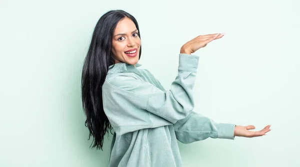 Mulher Hispânica Bonita Sorrindo Sentindo Feliz Positiva Satisfeita Segurando Mostrando — Fotografia de Stock