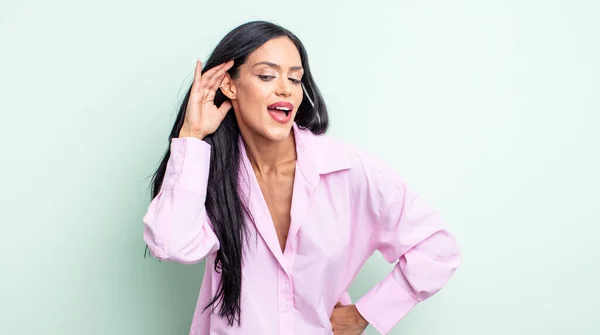 Vacker Latinamerikansk Kvinna Ler Tittar Märkligt Sidan Försöker Lyssna Skvaller — Stockfoto