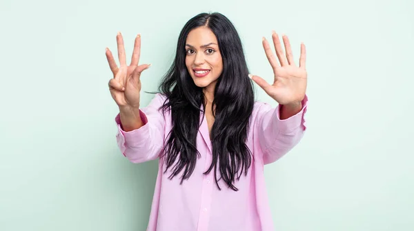 Mulher Hispânica Bonita Sorrindo Olhando Amigável Mostrando Número Nove Nono — Fotografia de Stock