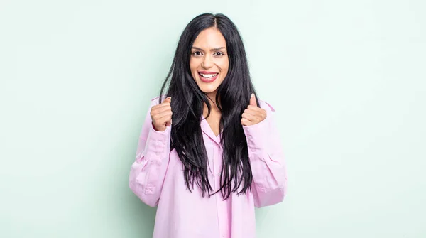 Mulher Muito Hispânica Olhando Extremamente Feliz Surpreso Celebrando Sucesso Gritando — Fotografia de Stock