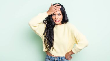 Güzel İspanyol bir kadın unutulmuş bir süre için panikliyor, stresli hissediyor, bir pisliği ya da hatayı örtbas etmek zorunda kalıyor.