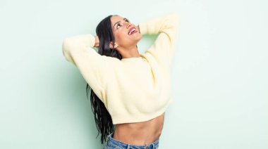 Güzel İspanyol kadın gülümsüyor ve rahatlıyor, tatmin oluyor ve kaygısızca gülüyor.