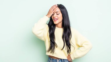 Güzel İspanyol kadın gülüyor ve alnına şaplak atıyor. Unuttum ya da aptalca bir hataydı. 