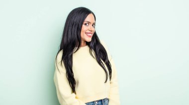 Güzel İspanyol bir kadın, büyük, dost canlısı, kaygısız bir gülümsemesi var, pozitif, rahat ve mutlu görünüyor, ürpertici.