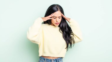 Güzel, İspanyol bir kadın stresli ve hayal kırıklığına uğramış görünüyor. Baskı altında, baş ağrısı ve sorunlarıyla çalışıyor.