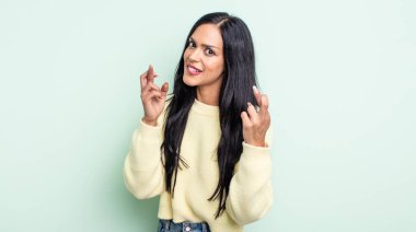 Güzel İspanyol kadın endişeyle dua ediyor ve endişeli bir bakışla iyi şanslar diliyor.