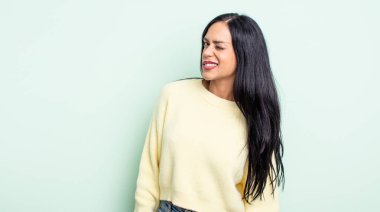 Güzel İspanyol bir kadın mutlu ve arkadaş canlısı görünüyor, gülümsüyor ve sana olumlu bir tavırla göz kırpıyor.