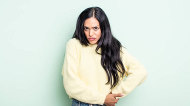 Güzel İspanyol bir kadın üzgün ve mızmızlanıyor. Mutsuz bir bakışla, olumsuz ve hayal kırıklığına uğramış bir tavırla ağlıyor.