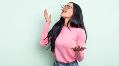 Güzel İspanyol bir kadın opera yapıyor ya da konserde şarkı söylüyor, romantik, sanatsal ve tutkulu hissediyor.