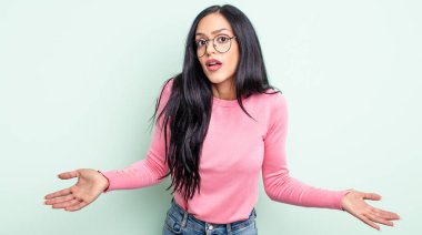 Güzel İspanyol bir kadın kafası karışık ve kafası karışık, doğru cevap ya da karardan emin değil, bir seçim yapmaya çalışıyor.