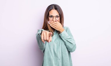 Güzel İspanyol kadın sana gülüyor, kamerayı gösteriyor ve seninle dalga geçiyor ya da alay ediyor.