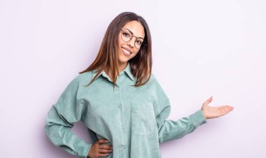 Güzel İspanyol kadın kendini mutlu ve neşeli hissediyor, gülümsüyor ve seni hoş karşılıyor, seni dostça bir jestle içeri davet ediyor.