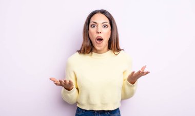 Güzel, İspanyol bir kadın ağzı açık ve şaşkın, şok olmuş ve hayrete düşmüş inanılmaz bir sürprizle