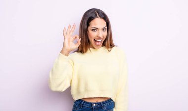 Güzel İspanyol bir kadın kendini başarılı ve tatmin olmuş hissediyor, ağzı açık gülümsüyor, elle imza atıyor.