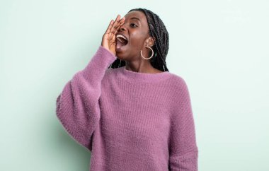 Siyah, güzel bir kadın öfkeyle ve yüksek sesle bağırarak kenardaki boşluğu kopyalamasını söylüyor.