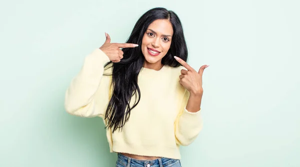 Mujer Hispana Bonita Sonriendo Con Confianza Apuntando Propia Sonrisa Amplia — Foto de Stock