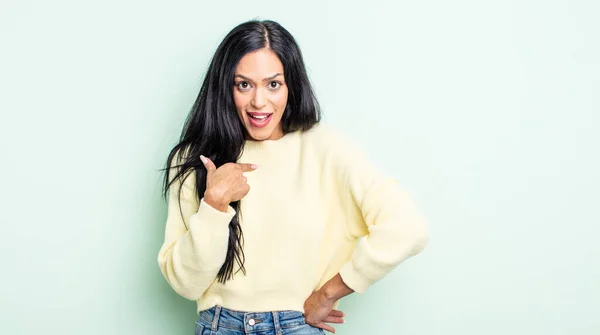 Mujer Hispana Bonita Mirando Feliz Orgulloso Sorprendido Alegremente Apuntando Mismo — Foto de Stock