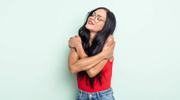 Mulher Hispânica Bonita Sentindo Amor Sorrindo Abraçando Abraçando Ficar Solteiro — Fotografia de Stock