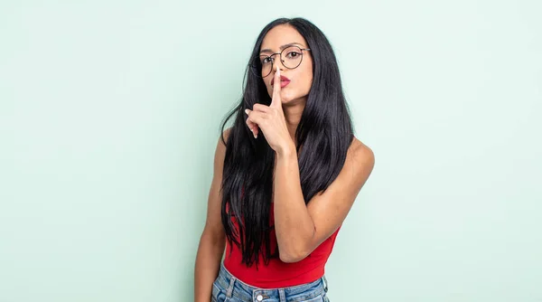 Mulher Bastante Hispânica Pedindo Silêncio Sossego Gesticulando Com Dedo Frente — Fotografia de Stock