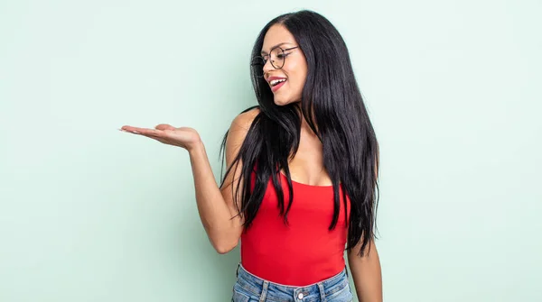 Mulher Hispânica Bonita Sentindo Feliz Sorrindo Casualmente Olhando Para Objeto — Fotografia de Stock