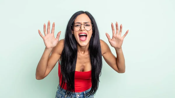 Hübsche Hispanische Frau Schreit Panik Oder Wut Schockiert Verängstigt Oder — Stockfoto