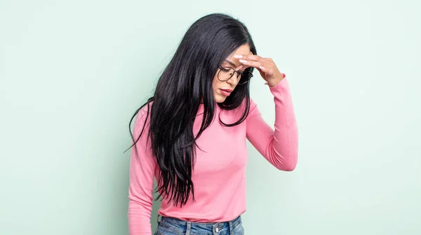 Mulher Hispânica Bonita Sentindo Estressado Infeliz Frustrado Tocando Testa Sofrendo — Fotografia de Stock