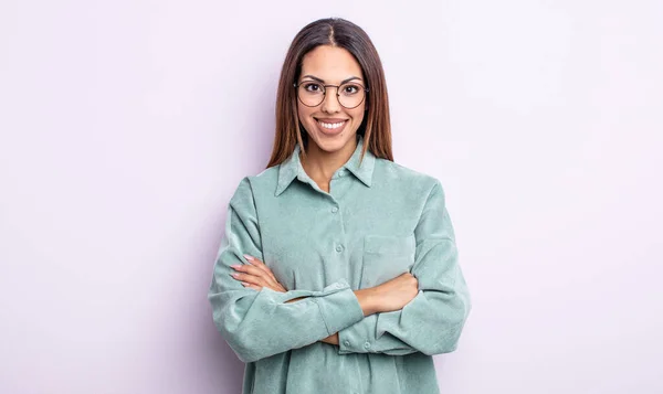 Mooie Spaanse Vrouw Glimlachend Naar Camera Met Gekruiste Armen Een — Stockfoto