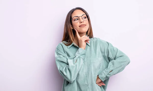 Bella Donna Ispanica Sorridente Felicemente Sognare Occhi Aperti Dubitare Guardando — Foto Stock