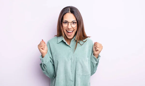 Mujer Bastante Hispana Sintiéndose Conmocionada Emocionada Feliz Riendo Celebrando Éxito —  Fotos de Stock