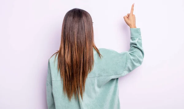 Mujer Hispana Bastante Pie Apuntando Objetar Espacio Copia Vista Trasera — Foto de Stock