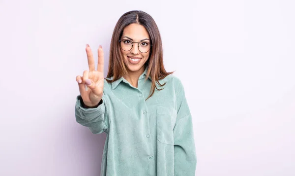 Hübsche Hispanische Frau Lächelt Und Sieht Glücklich Unbeschwert Und Positiv — Stockfoto