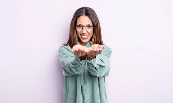 Mulher Hispânica Bonita Sorrindo Feliz Com Amigável Confiante Olhar Positivo — Fotografia de Stock