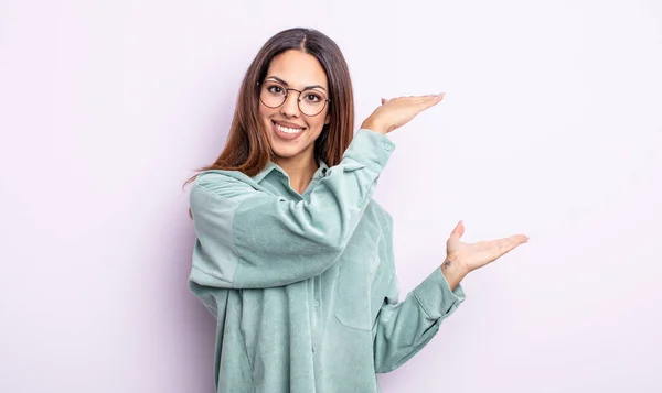 Bella Donna Ispanica Sorridente Sentirsi Felice Positivo Soddisfatto Tenendo Mostrando — Foto Stock