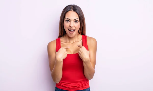 Mulher Hispânica Bonita Sentindo Feliz Surpreso Orgulhoso Apontando Para Mesmo — Fotografia de Stock